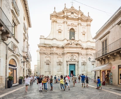 Gente en la zona peatonal cercana a la iglesia de Santa Irene en Lecce, Italia.