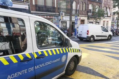 Radar móvil instalado en el tramo regulado de la calle Galileo de Madrid en septiembre de 2017.