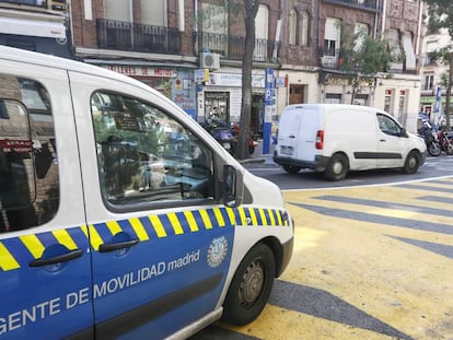 Radar móvil instalado en el tramo regulado de la calle Galileo de Madrid en septiembre de 2017.