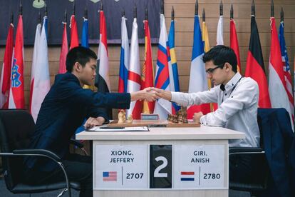 Inicio de la partida de hoy entre el estadounidense Jeffery Xiong, de 18 años, y el holandés Anish Giri, 2º cabeza de serie