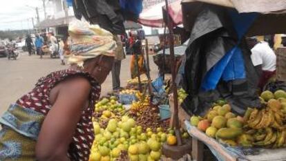 Mujer en su puesto de frutas del mercado de Yamusukro, en Costa de Marfil.