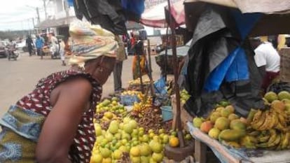 Mujer en su puesto de frutas del mercado de Yamusukro, en Costa de Marfil.