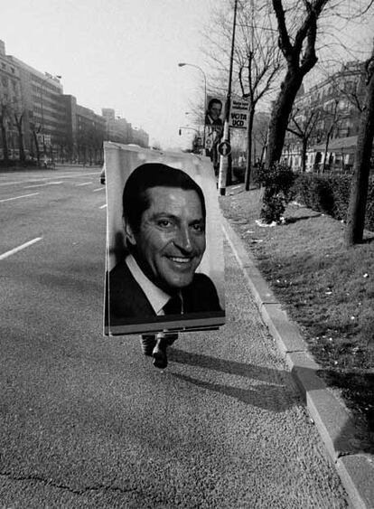 Un cartel electoral de Adolfo Suárez llevado por una persona, en el paseo de las Castellana de Madrid, en 1979