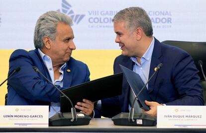 El presidente colombiano, Iván Duque, a la derecha, con su homólogo ecuatoriano, Lenín Morano, este miércoles en Cali. 
 