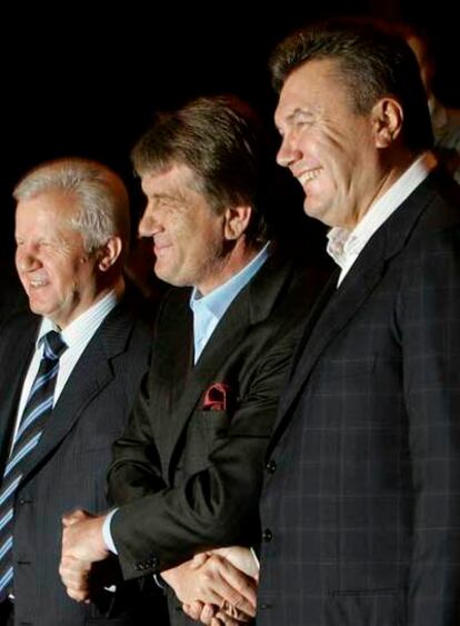 De izquierda a derecha, Olexandr Moroz, Víctor Yúshenko y Víctor Yanukóvich, ayer en Kiev.