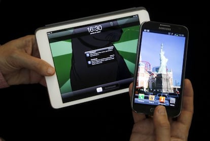 Tableta Mini iPad, de 7,9 pulgadas y el móvil Galaxy Note I, de 5,3.