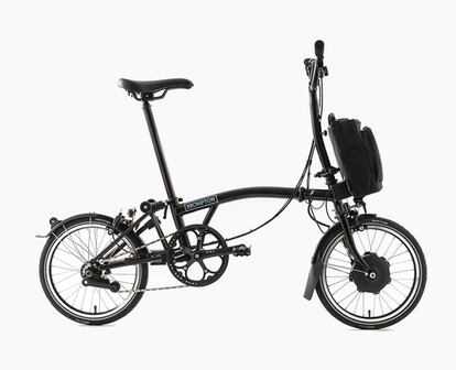 Más de cinco años de investigación y probaturas ha necesitado Brompton, el mítico fabricante inglés de bicicletas plegables, para desarrollar y poner en el mercado su modelo eléctrico. El tiempo, eso sí, ha merecido la pena. El espíritu de su nueva creación se resume en tres pasos: cargar, desplegar y andar. Con la sencillez y la usabilidad por bandera, la Brompton Electric (unos 2.000 euros) está concebida para ser trasportada y almacenada sin problemas y cargar su batería en cualquier parte. Una batería que, además, se separa del armazón con un simple enganche y se porta en una mochila. La ayuda eléctrica, desarrollada junto a la mítica escudería Williams, se dosifica progresivamente según nuestra cadencia de pedaleo. Velocidad máxima: 40 km/h.