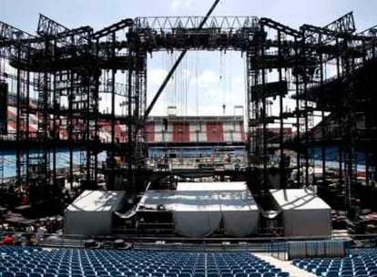 Montaje de la gigantesca estructura en el estadio Vicente Calderón en la que los Rolling Stones actuarán esta noche.