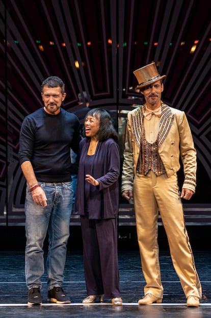 Antonio Banderas y Bayoork Lee, directores de 'A chorus line', junto con  Manuel Bandera, que interpreta al protagonista.