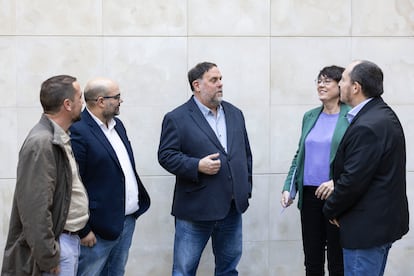 El presidente de ERC, Oriol Junqueras (en el centro), junto al candidato de EH Bildu a las europeas, Pernando Barrena (derecha); el responsable de Relaciones Internacionales del BNG, Rubén Cela (segundo por la izquierda), el coordinador de Ara Més, Mateu Mates, y la candidata de ERC, Diana Riba, este jueves en Barcelona.