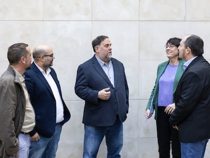 El presidente de ERC, Oriol Junqueras (en el centro), junto al candidato de EH Bildu a las europeas, Pernando Barrena (derecha); el responsable de Relaciones Internacionales del BNG, Rubén Cela (segundo por la izquierda), el coordinador de Ara Més, Mateu Mates, y la candidata de ERC, Diana Riba, este jueves en Barcelona.