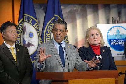 El representante Adriano Espaillat, en el centro, durante una conferencia de prensa.