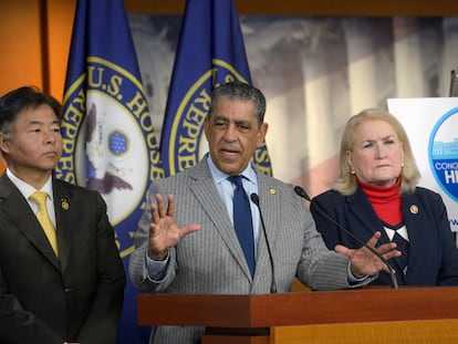 El representante Adriano Espaillat, en el centro, durante una conferencia de prensa.