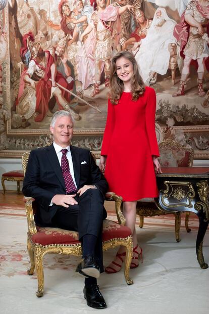 La princesa Isabel posa con su padre, Felipe de Bélgica, en una de las fotos oficiales distribuidas por su 18 cumpleaños. 