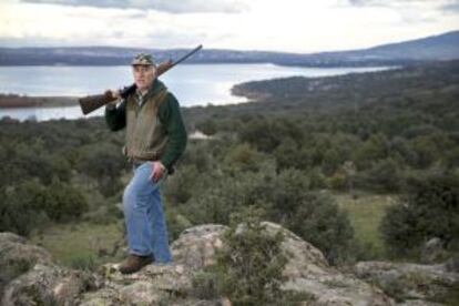 Pedro Alvariño, cazador y vecino de Manzanares el Real, en el coto de El Chaparral.