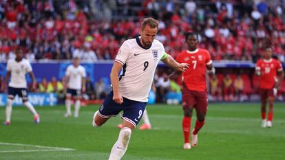 Kane golpe el balón en el Inglaterra-Suiza de cuartos de final de la Eurocopa.