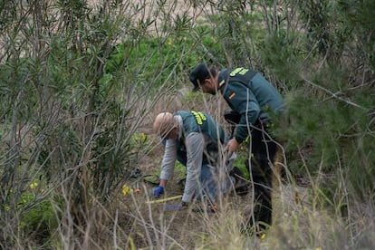 Agentes de la Guardia Civil en el lugar donde ha sido hallado muerto el exalcalde de Gandía, Arturo Torró en Valencia