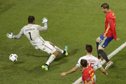 Álvaro Morata marca el tercer gol de la selección.