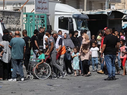 Un grupo de palestinos huye del campo de refugiados de Yenín, en Cisjordania, para escapar del ataque israelí, el 4 de julio.