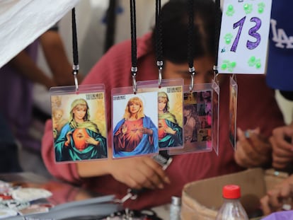 Vendedores ambulantes venden mercancías temáticas de Taylow Swift afuera del Foro Sol previo a su concierto en Ciudad de México.