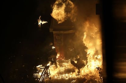 Un policía envuelto en fuego, delante del parlamento griego.