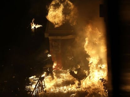 Un policía envuelto en fuego, delante del parlamento griego.