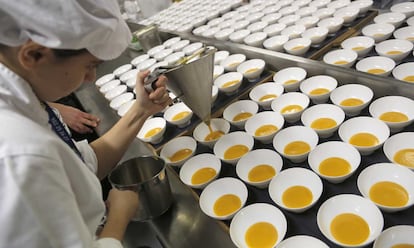 En las cocinas del palacio de congresos no ha parado la actividad en la preparación de los platos que después se servían dentro del auditorio.