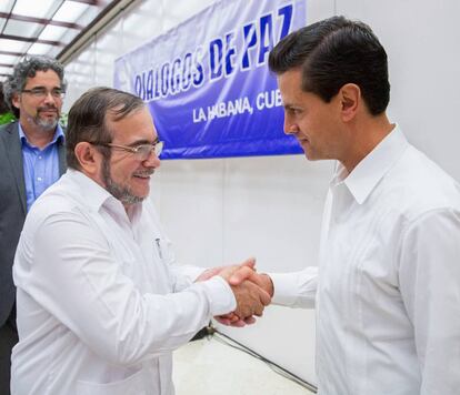 El presidente de México, Enrique Peña Nieto (derecha), saluda al comandante de las FARC, Rodrigo Londoño Echeverri, en La Habana.