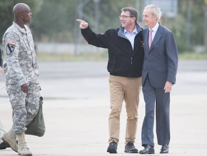 El ministro de Defensa, Pedro Moren&eacute;s, a la derecha, con su hom&oacute;logo estadounidense,Asthon Carter, en la base de Mor&oacute;n en octubre de 2015.