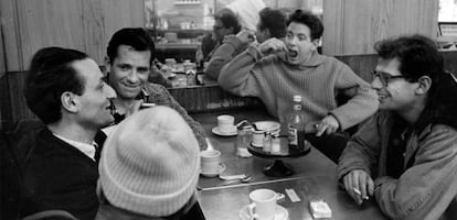  Larry Rivers (1923 - 2002), Jack Kerouac (1922 - 1967), Gregory Corso (1930 - 2001),  David Amram y Allen Ginsberg (1926 - 1997) en Nueva York en los 50.