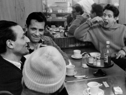  Larry Rivers (1923 - 2002), Jack Kerouac (1922 - 1967), Gregory Corso (1930 - 2001),  David Amram y Allen Ginsberg (1926 - 1997) en Nueva York en los 50.