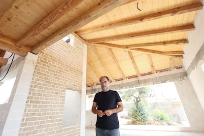 Pablo Farfán, arquitecto que ha diseñado una vivienda de la localidad de Rincón de la Victoria (Málaga) en la que se ha utilizado madera de los recientes incendios de la zona.