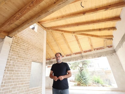 Pablo Farfán, arquitecto que ha diseñado una vivienda de la localidad de Rincón de la Victoria (Málaga) en la que se ha utilizado madera de los recientes incendios de la zona.