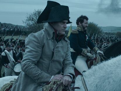 Fotograma de la película "Napoleón" en la que aparece el actor Joaquin Phoenix (i) en el papel de Napoleón Bonaparte.