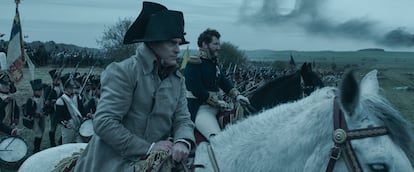 Fotograma de la película "Napoleón" en la que aparece el actor Joaquin Phoenix (i) en el papel de Napoleón Bonaparte.