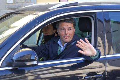 Matteo Renzi conduce su coche cerca de Florencia.