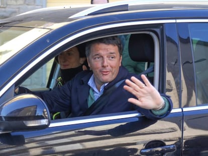 Matteo Renzi conduce su coche cerca de Florencia.