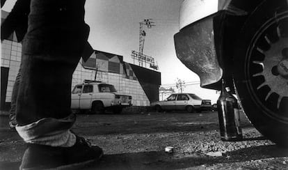 Aparcamiento de una discoteca de la Ruta del Bakalao en los años ochenta.