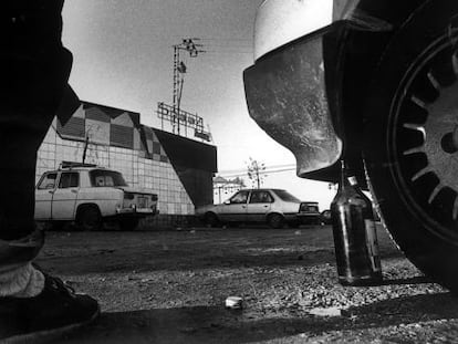 Aparcamiento de una discoteca de la Ruta del Bakalao en los años ochenta.