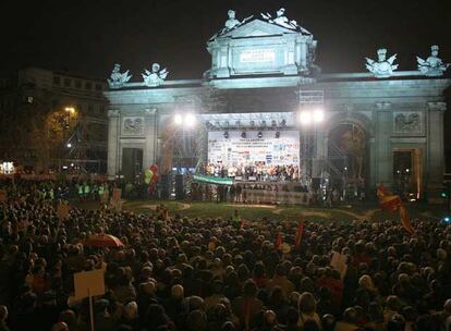 Asistentes a la manifestación convocada en Madrid por el Foro Ermua bajo el lema "Por la libertad. Derrotemos juntos a ETA. No a la negociación" escuchan en la Puerta de Alcalá el manifiesto leído al final de la concentración, en el que se ha exigido el "abandono de cualquier horizonte de final dialogado de ETA".