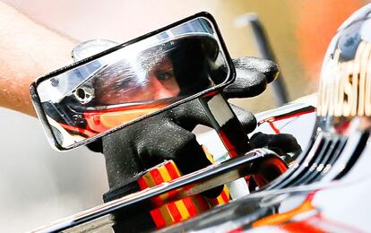 Romain Grosjean se refleja en el retrovisor de su coche.