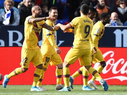 Vidal celebra su gol con Suárez y Messi.
