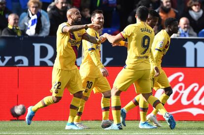 Vidal celebra su gol con Suárez y Messi.