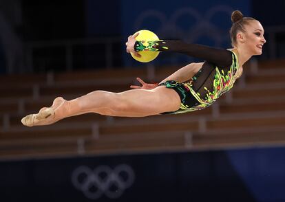 La ucrania Jristina Pohranichna compite en la final individual de gimnasia rítmica.