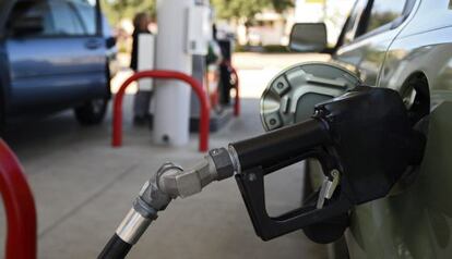 Um carro reabastece em um posto de gasolina.