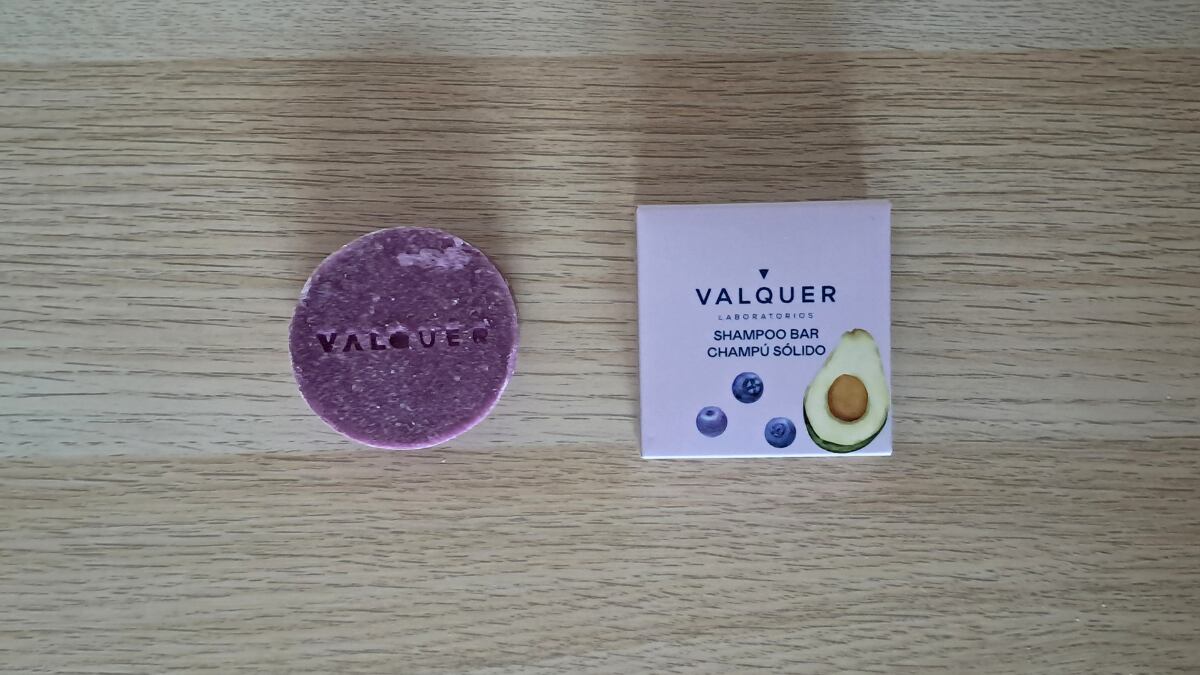 Champú con extracto de arándano y aguacate de Valquer.