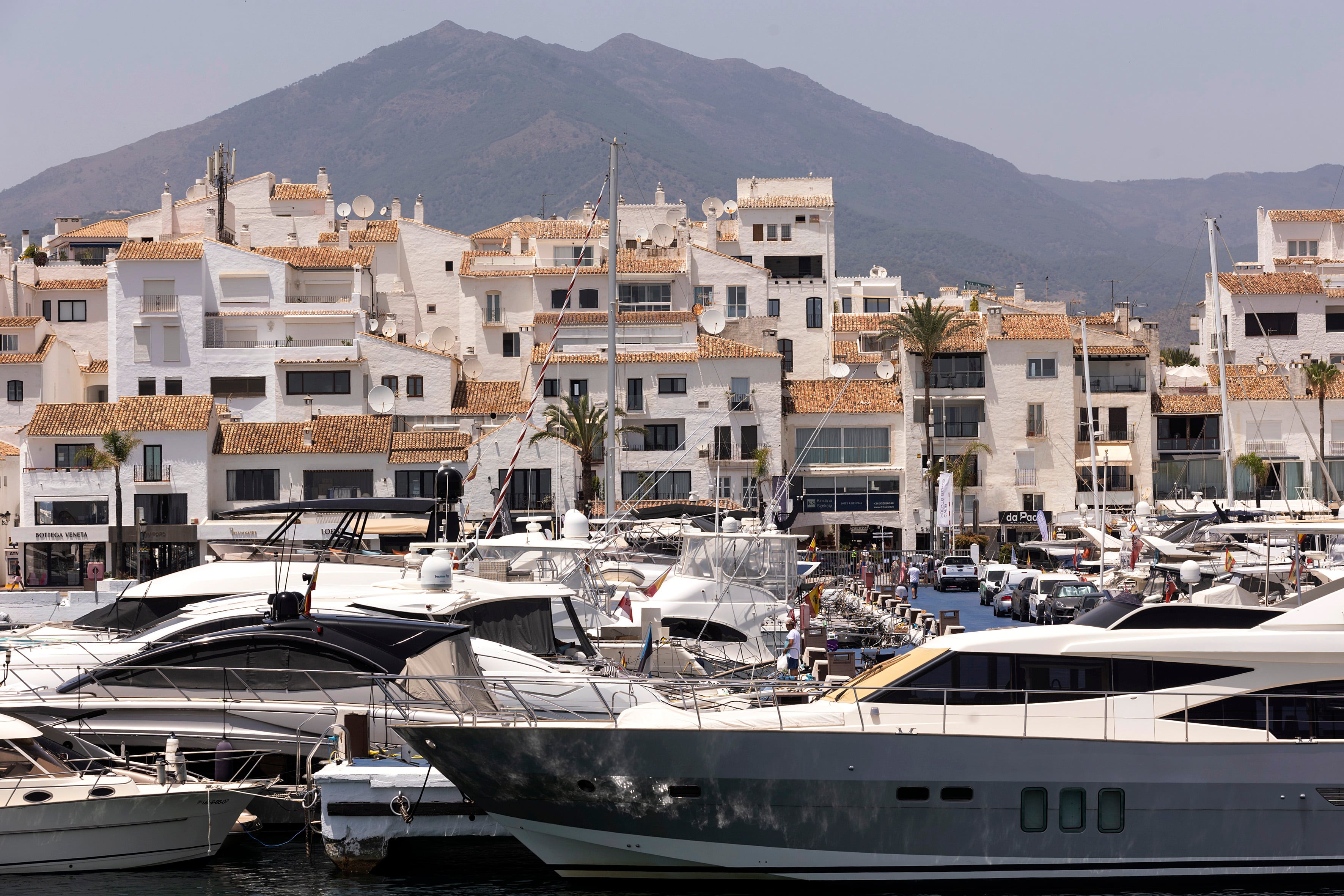 Casas y yates en Puerto Banús (Málaga).