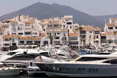 Yates y casas en Puerto Banús, en Marbella, en verano de 2023.