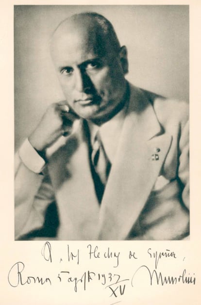 El rasgo principal que desvela la letra de Mussolini es un orgullo desmedido. Fue algo que demostró durante su gobierno entre 1922 y 1945. Su letra, además, refleja en la firma que cuando se sentía dominado por Hitler estrechaba la firma como en un síndrome carcelario.