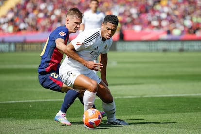 El delantero del Barcelona Dani Olmo (a la izquierda) y el centrocampista del Real Madrid Jude Bellimgham.